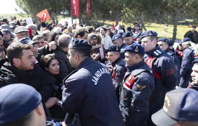 Τούρκοι χωροφύλακες μπλοκάρουν διαδηλωτές έξω από το δικαστήριο, όπου εξελισσόταν η δίκη του Εκρέμ Ιμάμογλου για την υπόθεση που αφορούσε απειλή κατά του γενικού εισαγγελέα της Κωνσταντινούπολης (φωτ.: EPA/Tolga Bozoglu)