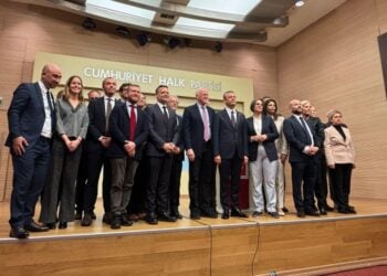 Αναμνηστική φωτογραφία μελών του CHP με τον Χάρη Δούκα και τον Γιώργο Παπανδρέου (κέντρο) (φωτ.: Χ/PES Group | European Committee of the Regions)