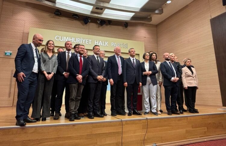 Αναμνηστική φωτογραφία μελών του CHP με τον Χάρη Δούκα και τον Γιώργο Παπανδρέου (κέντρο) (φωτ.: Χ/PES Group | European Committee of the Regions)