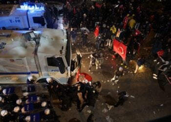 Τούρκοι αστυνομικοί προσπαθούν να καταστείλουν διαδήλωση υπέρ του δημάρχου Κωνσταντινούπολης Εκρέμ Ιμάμογλου τον περασμένο Μάρτιο (φωτ.: EPA/Necati Savas)