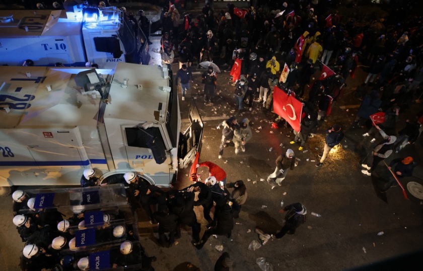 Τούρκοι αστυνομικοί προσπαθούν να καταστείλουν διαδήλωση υπέρ του δημάρχου Κωνσταντινούπολης Εκρέμ Ιμάμογλου τον περασμένο Μάρτιο (φωτ.: EPA/Necati Savas)