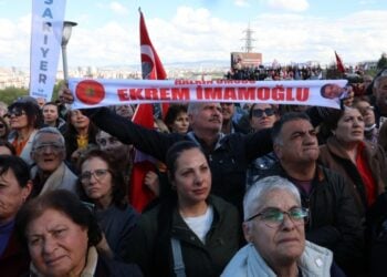 Τούρκοι στην Άγκυρα διαδηλώνουν σε συγκέντρωση διαμαρτυρίας που οργάνωσε το Ρεπουμπλικανικό Λαϊκό Κόμμα (CHP) κατά της κράτησης του Εκρέμ Ιμάμογλου (φωτ.: EPA/Necati Savas)