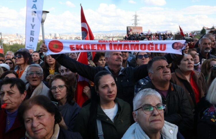 Τούρκοι στην Άγκυρα διαδηλώνουν σε συγκέντρωση διαμαρτυρίας που οργάνωσε το Ρεπουμπλικανικό Λαϊκό Κόμμα (CHP) κατά της κράτησης του Εκρέμ Ιμάμογλου (φωτ.: EPA/Necati Savas)
