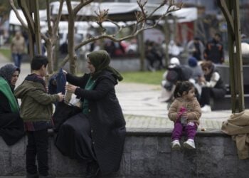 Μητέρα με τα παιδιά της και άλλους πολίτες κάθονται στο πάρκο μετά από τον σεισμό της Τετάρτης στην Κωνσταντινούπολη (φωτ.: EPA/Tolga Bozoglu)