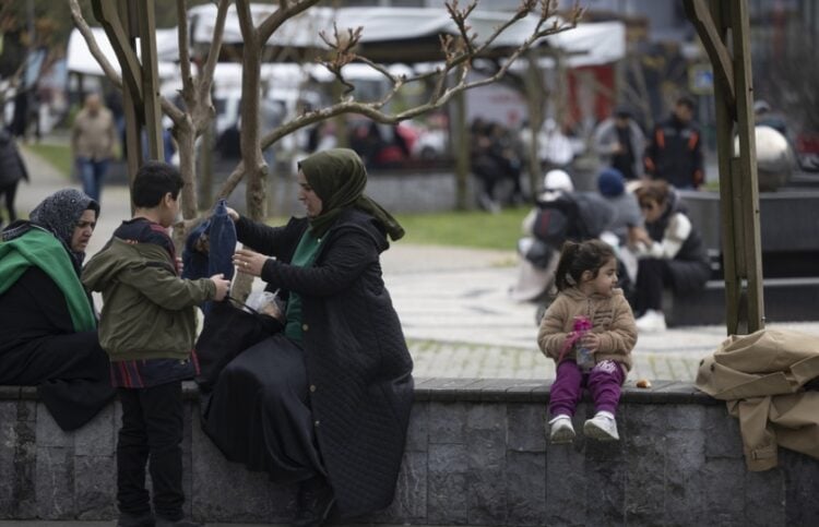 Μητέρα με τα παιδιά της και άλλους πολίτες κάθονται στο πάρκο μετά από τον σεισμό της Τετάρτης στην Κωνσταντινούπολη (φωτ.: EPA/Tolga Bozoglu)