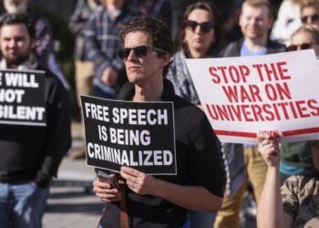 Πολίτες μετέχουν σε διαδήλωση στη Νέα Υόρκη κατά της πολιτικής Τραμπ για τα ανώτατα εκπαιδευτικά ιδρύματα των ΗΠΑ κρατώντας πανό που γράφουν «Ο ελεύθερος λόγος ποινικοποιείται» και «Σταματήστε τον πόλεμο κατά των πανεπιστημίων» (φωτ.: EPA/Sarah Yenesel)
