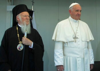 Από τη συνάντηση των δύο θρησκευτικών ηγετών στη Λέσβο, το 2016 (φωτ.: EUROKINISSI / Χρήστος Μπόνης)