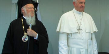 Από τη συνάντηση των δύο θρησκευτικών ηγετών στη Λέσβο, το 2016 (φωτ.: EUROKINISSI / Χρήστος Μπόνης)