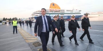 Ο Βασίλης Κικίλιας στο λιμάνι του Πειραιά (φωτ.: EUROKINISSI/Γιάννης Παναγόπουλος)