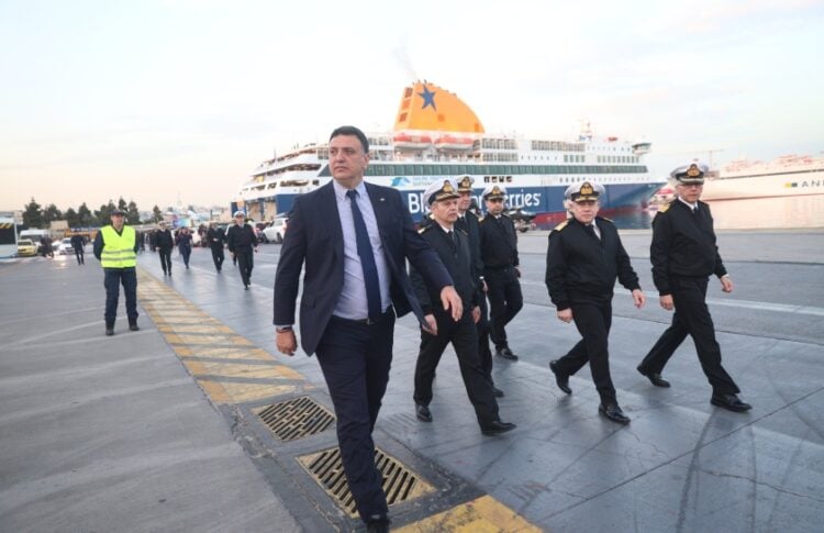 Ο Βασίλης Κικίλιας στο λιμάνι του Πειραιά (φωτ.: EUROKINISSI/Γιάννης Παναγόπουλος)