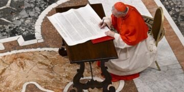 Στιγμιότυπο από την ιεροτελεστία της σφράγισης του φέρετρου του πάπα Φραγκίσκου την παραμονή της κηδείας του (φωτ.: Γραφείο Τύπου Βατικανού)