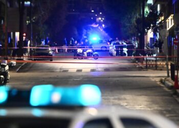 Περιπολικά και αστυνομικοί απέκλεισαν το σημείο μετά το απειλητικό τηλεφώνημα (φωτ.: EUROKINISSI/Κώστας Τζούμας)