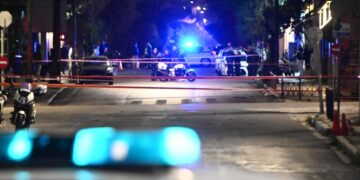 Περιπολικά και αστυνομικοί απέκλεισαν το σημείο μετά το απειλητικό τηλεφώνημα (φωτ.: EUROKINISSI/Κώστας Τζούμας)