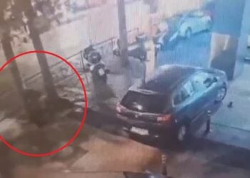 Μέσα στον κύκλο διακρίνεται ο ύποπτος να τοποθετεί το σακίδιο (φωτ.: glomex)