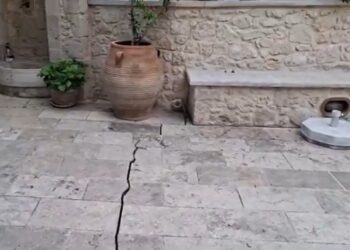 Οι ρηγματώσεις έχουν εμφανιστεί σε περίπου 10 σπίτια, σε μία ακτίνα μήκους 150 μέτρων (φωτ.: YouTube)