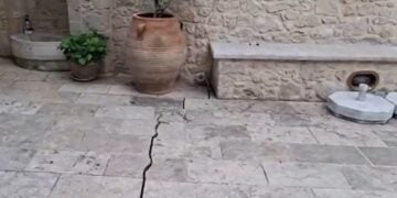 Οι ρηγματώσεις έχουν εμφανιστεί σε περίπου 10 σπίτια, σε μία ακτίνα μήκους 150 μέτρων (φωτ.: YouTube)