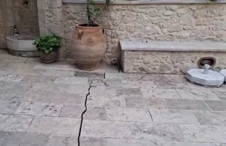 Οι ρηγματώσεις έχουν εμφανιστεί σε περίπου 10 σπίτια, σε μία ακτίνα μήκους 150 μέτρων (φωτ.: YouTube)
