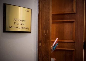 Η αίθουσα «Π. Μπακογιάννης» της Βουλής μετατράπηκε σε αναγνωστήριο της δικογραφίας για τα Τέμπη (φωτ.: EUROKINISSI / Γιώργος Κονταρίνης)