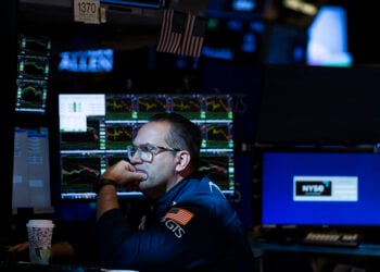 Χρηματιστής στη Wall Street (φωτ.: EPA / Justin Lane)
