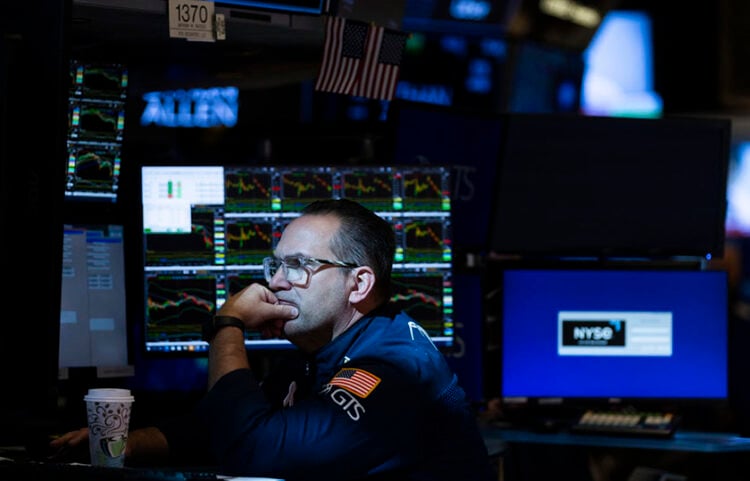 Χρηματιστής στη Wall Street (φωτ.: EPA / Justin Lane)