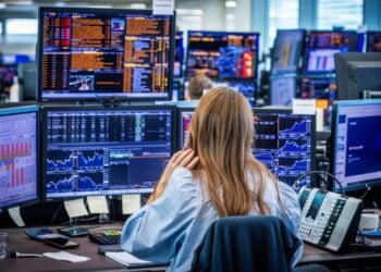 Εργαζόμενη στην αίθουσα συναλλαγών της Nordea Markets στο Όσλο παρακολουθεί την αναταραχή και τις απότομες μειώσεις στις χρηματιστηριακές αγορές μετά τον πόλεμο των δασμών που επηρεάζει τις αγορές παγκοσμίως (φωτ.: EPA/Ole Berg-Rusten)