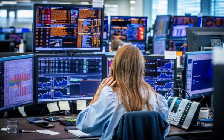 Εργαζόμενη στην αίθουσα συναλλαγών της Nordea Markets στο Όσλο παρακολουθεί την αναταραχή και τις απότομες μειώσεις στις χρηματιστηριακές αγορές μετά τον πόλεμο των δασμών που επηρεάζει τις αγορές παγκοσμίως (φωτ.: EPA/Ole Berg-Rusten)