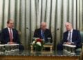 Αριστερά, ο πρόεδρος της Αιγύπτου Αμπντέλ Φατάχ αλ Σίσι, στο κέντρο ο διερμηνέας και δεξιά ο Πρόεδρος της Δημοκρατίας Κώστας Τασούλας (φωτ.: EUROKINISSI/Σωτήρης Δημητρόπουλος)