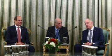 Αριστερά, ο πρόεδρος της Αιγύπτου Αμπντέλ Φατάχ αλ Σίσι, στο κέντρο ο διερμηνέας και δεξιά ο Πρόεδρος της Δημοκρατίας Κώστας Τασούλας (φωτ.: EUROKINISSI/Σωτήρης Δημητρόπουλος)