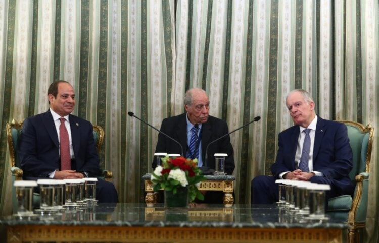 Αριστερά, ο πρόεδρος της Αιγύπτου Αμπντέλ Φατάχ αλ Σίσι, στο κέντρο ο διερμηνέας και δεξιά ο Πρόεδρος της Δημοκρατίας Κώστας Τασούλας (φωτ.: EUROKINISSI/Σωτήρης Δημητρόπουλος)