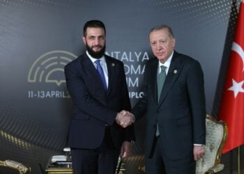 Από αριστερά, ο πρόεδρος της Συρίας Αχμέντ αλ Σαρά σε χειραψία με τον Τούρκο πρόεδρο Ρετζέπ Ταγίπ Ερντογάν, σε συνάντησή τους τον περασμένο Απρίλιο (φωτ.: ΕΡΑ/Γραφείο Τύπου Τουρκικής Προεδρίας)