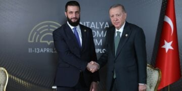 Από αριστερά, ο πρόεδρος της Συρίας Αχμέντ αλ Σαρά σε χειραψία με τον Τούρκο πρόεδρο Ρετζέπ Ταγίπ Ερντογάν, σε συνάντησή τους τον περασμένο Απρίλιο (φωτ.: ΕΡΑ/Γραφείο Τύπου Τουρκικής Προεδρίας)