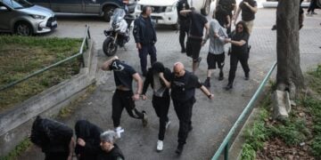 Στον εισαγγελέα οι 28 συλληφθέντες που κατηγορούνται ως μέλη εγκληματικής οργάνωσης στην Θεσσαλονίκη, η οποία δρούσε υπό τον «μανδύα» ακροδεξιάς συλλογικότητας, Πέμπτη 8 Μαΐου 2025. (Φωτ.: MotionTeam/Βασίλης Βερβερίδης)