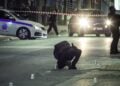 Αστυνομικοί συγκεντρώνουν τους κάλυκες από την ένοπλη επίθεση από αγνώστους σε θωρακισμένο όχημα στα Άνω Λιόσια (φωτ.: Eurokinissi/Σωτήρης Δημητρόπουλος)