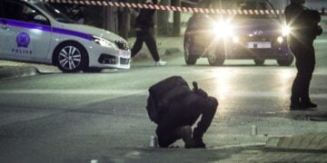 Αστυνομικοί συγκεντρώνουν τους κάλυκες από την ένοπλη επίθεση από αγνώστους σε θωρακισμένο όχημα στα Άνω Λιόσια (φωτ.: Eurokinissi/Σωτήρης Δημητρόπουλος)