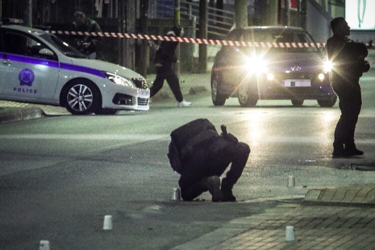 Αστυνομικοί συγκεντρώνουν τους κάλυκες από την ένοπλη επίθεση από αγνώστους σε θωρακισμένο όχημα στα Άνω Λιόσια (φωτ.: Eurokinissi/Σωτήρης Δημητρόπουλος)