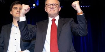 Ο Αυστραλός πρωθυπουργός Άντονι Αλμπανέζι πανηγυρίζει για τη νίκη του μετά την ανακοίνωση των εκλογικών αποτελεσμάτων (φωτ.: EPA/Lukas Coch)