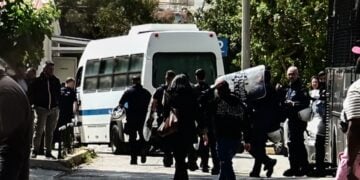 Απολογία στον εισαγγελέα των επτά συλληφθέντων τα οποία σύμφωνα με την Ελληνική Αστυνομία συμμετείχαν ενεργά στα επεισόδια τής Νομικής Σχολής, όταν είχαν χτυπήσει και έναν μεταπτυχιακό φοιτητή, Τετάρτη 14 Μαΐου 2025. (φωτ.: Eurokinissi)