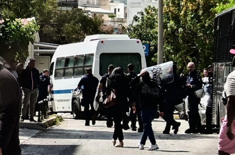 Απολογία στον εισαγγελέα των επτά συλληφθέντων τα οποία σύμφωνα με την Ελληνική Αστυνομία συμμετείχαν ενεργά στα επεισόδια τής Νομικής Σχολής, όταν είχαν χτυπήσει και έναν μεταπτυχιακό φοιτητή, Τετάρτη 14 Μαΐου 2025. (φωτ.: Eurokinissi)