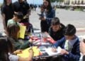 Παιδιά συμμετέχον στη δράση «Ο Πόντος μέσα από τα παιδικά μάτια» στην Πλατεία Αριστοτέλους (φωτ.: facebook.com/Σύλλογος Ποντίων Φοιτητών και Σπουδαστών Θεσσαλονίκης)
