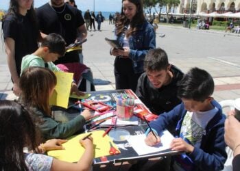 Παιδιά συμμετέχον στη δράση «Ο Πόντος μέσα από τα παιδικά μάτια» στην Πλατεία Αριστοτέλους (φωτ.: facebook.com/Σύλλογος Ποντίων Φοιτητών και Σπουδαστών Θεσσαλονίκης)