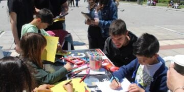 Παιδιά συμμετέχον στη δράση «Ο Πόντος μέσα από τα παιδικά μάτια» στην Πλατεία Αριστοτέλους (φωτ.: facebook.com/Σύλλογος Ποντίων Φοιτητών και Σπουδαστών Θεσσαλονίκης)