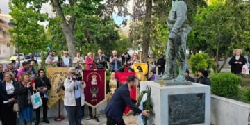 Ο δήμαρχος Παύλου Μελά Δημήτρης Ασλανίδης καταθέτει στεφάνι στο πλαίσιο των εκδηλώσεων μνήμης για τη Γενοκτονία των Ελλήνων του Πόντου (φωτ. αρχείου: facebook.com/PavlosMelasGR)