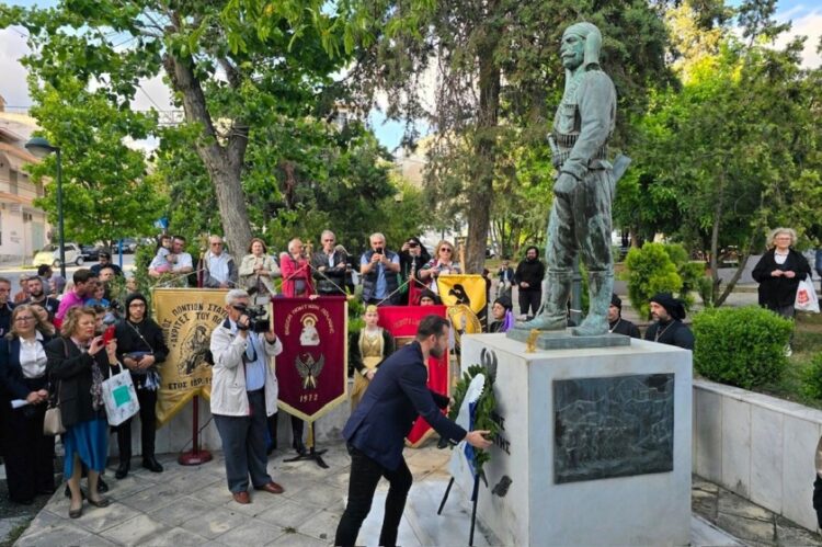 Ο δήμαρχος Παύλου Μελά Δημήτρης Ασλανίδης καταθέτει στεφάνι στο πλαίσιο των εκδηλώσεων μνήμης για τη Γενοκτονία των Ελλήνων του Πόντου (φωτ. αρχείου: facebook.com/PavlosMelasGR)