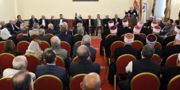 Ο ηγέτης των Δρούζων του Λιβάνου Walid Jumblatt, μιλά σε έκτακτη συνάντηση που διοργάνωσε η Λιβανέζικη Κοινότητα Δρούζων για να συζητήσουν τις εξελίξεις στη Συρία στη Βηρυτό του Λιβάνου (φωτ.: EPA/WAEL HAMZEH)