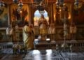 Ο Αρχιεπίσκοπος Αμερικής Ελπιδοφόρος λειτουργεί στη Μονή Αγίας Αικατερίνης στο όρος Σινά (φωτ. αρχείου: facebook.com/ArchbishopElpidophoros)