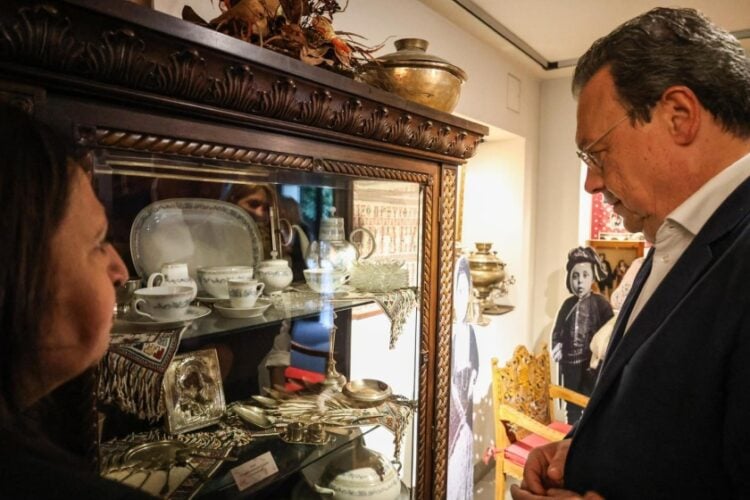Εικόνα από την επίσκεψη του προέδρου ΣΥΡΙΖΑ-ΠΣ Σωκράτη Φάμελλου στο Μουσείο της Μέριμνας Ποντίων Κυριών Θεσσαλονίκης (πηγή: facebook.com/sfamellos)