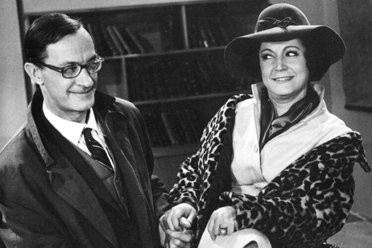 Ντίνος Ηλιόπουλος και Ρένα Βλαχοπούλου στην κινηματογραφική μεταφορά του "Φωνάζει ο Κλέφτης" σε σκηνοθεσία Γιάννη Δαλιανίδη, Φίνος Φίλμ 1962 (αρχείο Λένα Νίτσου-Ψαθά)