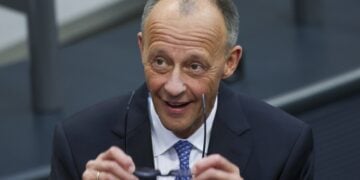 Ο Φρίντριχ Μερτς στη διάρκεια της ψηφοφορίας στη γερμανική Βουλή (φωτ.: EPA/Filip Singer)
