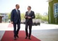 Από αριστερά, ο Γερμανός Καγκελάριος Φρίντριχ Μερτς ενώ υποδέχεται τον Κυριάκο Μητσοτάκη στο Βερολίνο (φωτ.: Γραφείο Τύπου Πρωθυπουργού/Δημήτρης Παπαμήτσος)