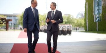 Από αριστερά, ο Γερμανός Καγκελάριος Φρίντριχ Μερτς ενώ υποδέχεται τον Κυριάκο Μητσοτάκη στο Βερολίνο (φωτ.: Γραφείο Τύπου Πρωθυπουργού/Δημήτρης Παπαμήτσος)